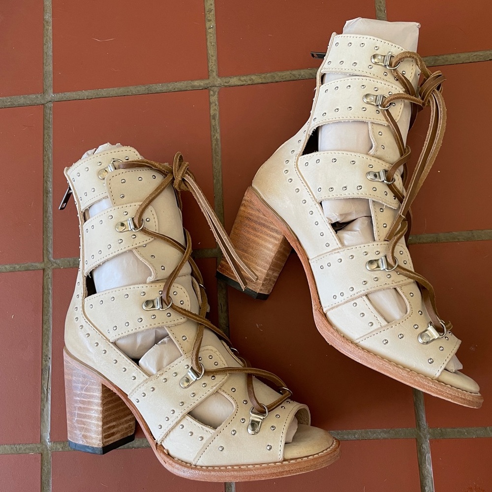 FreeBird by Steven Brandy Size 7 in Bone Leather Excellent Condition